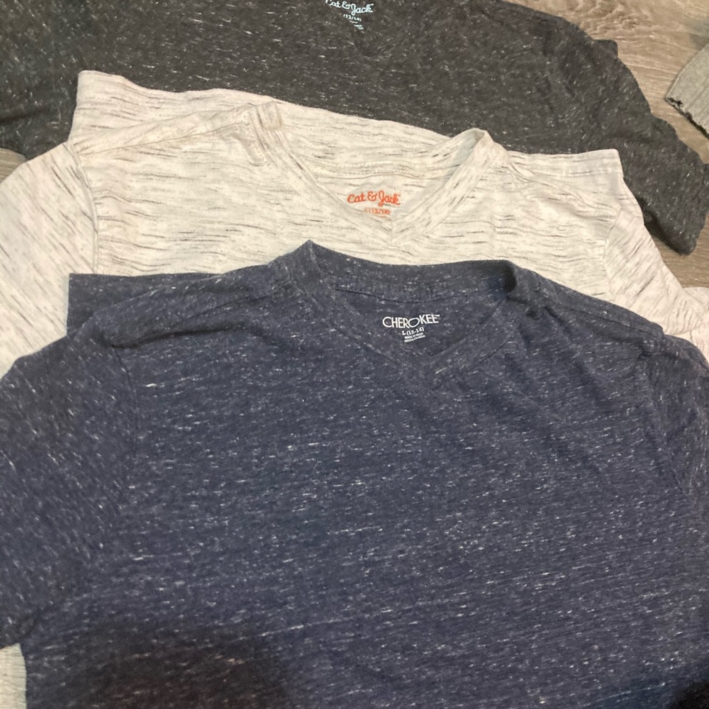 3 V-Neck T-shirts Large (12-14)